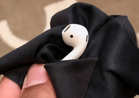 clean airpods and charing case
